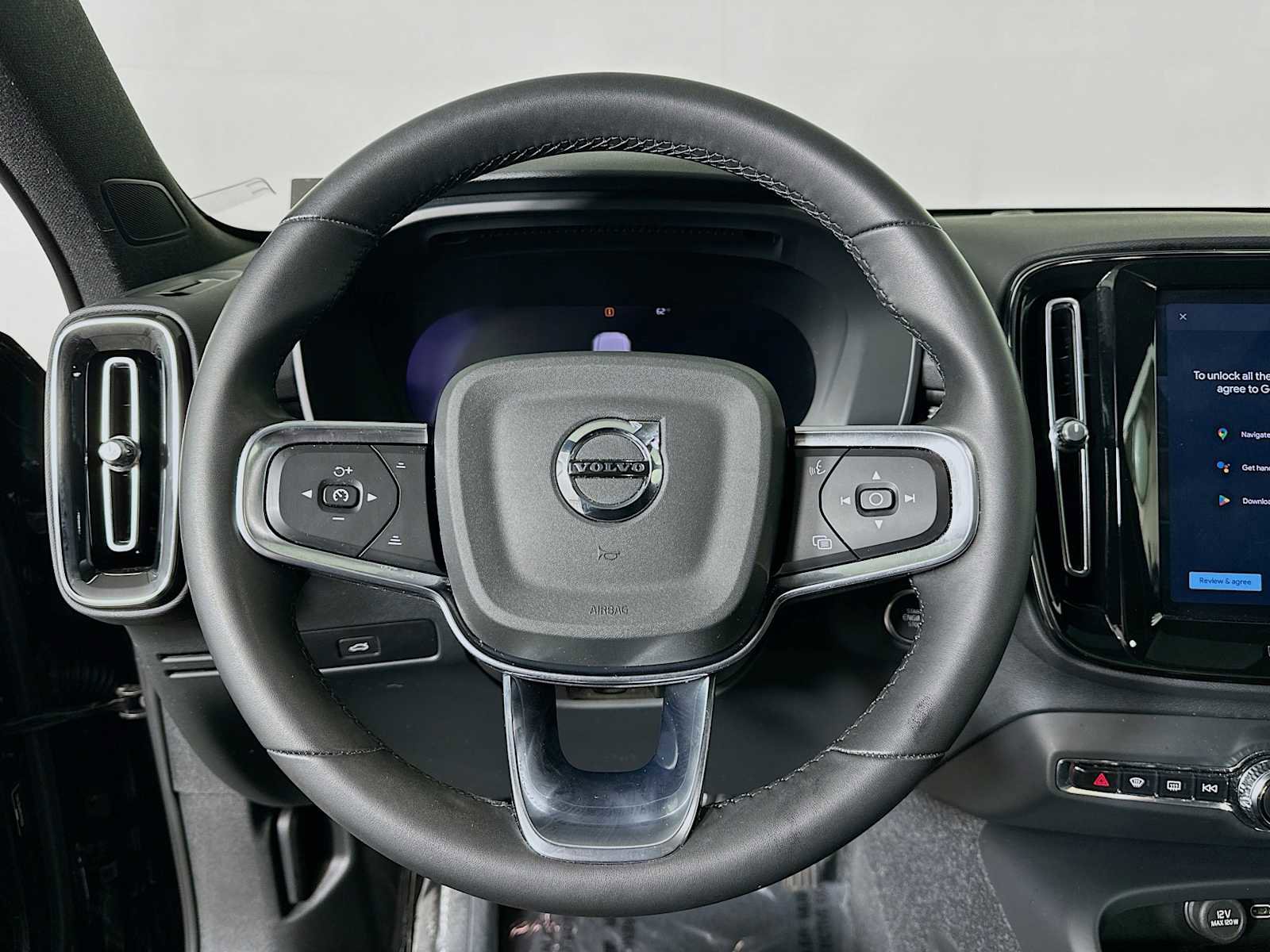 Certified 2023 Volvo XC40 B5 Plus w/ Climate Package image 11