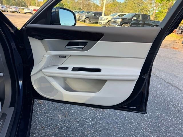 Used 2016 Jaguar XF Prestige image 10