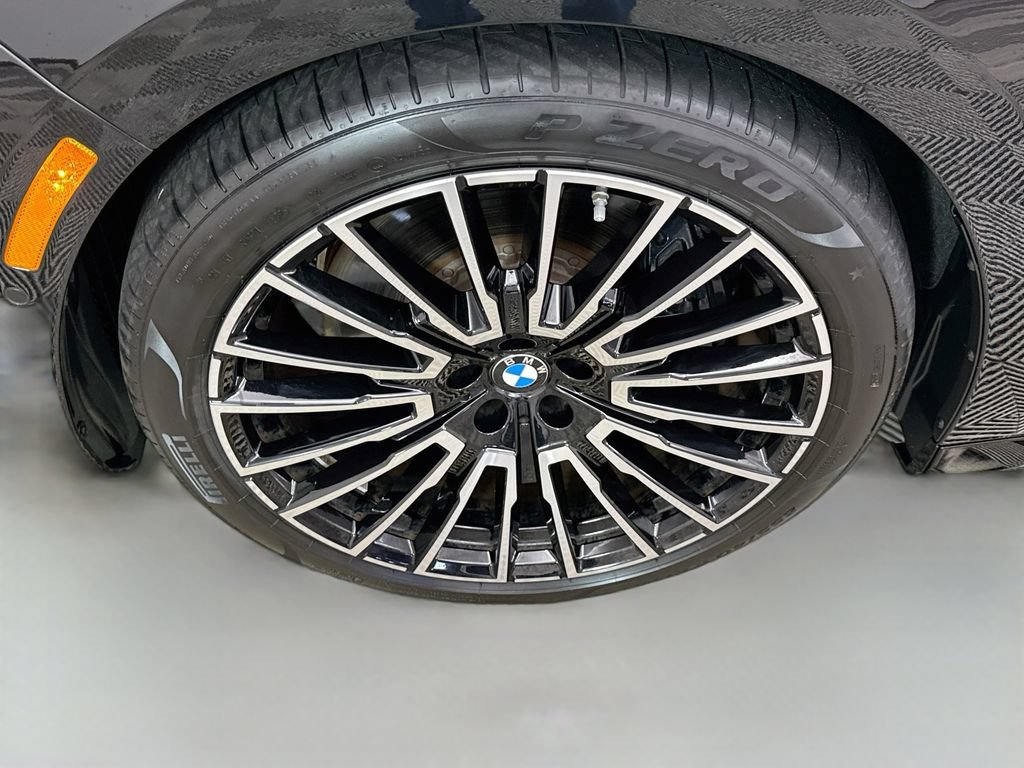 Used 2025 BMW 760i xDrive AWD/4WD image 33
