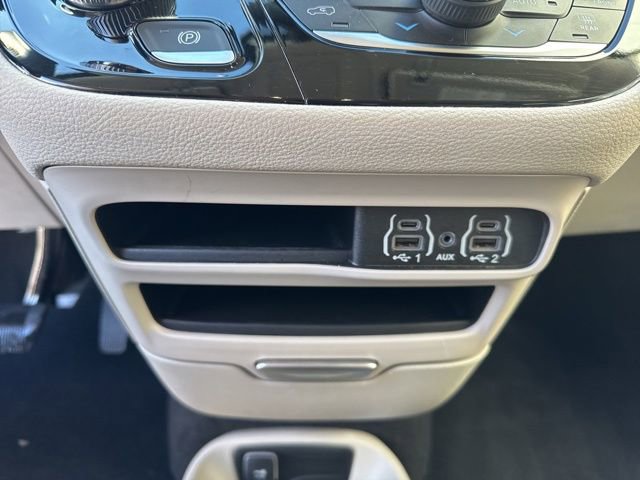 Used 2024 Chrysler Pacifica Select image 19