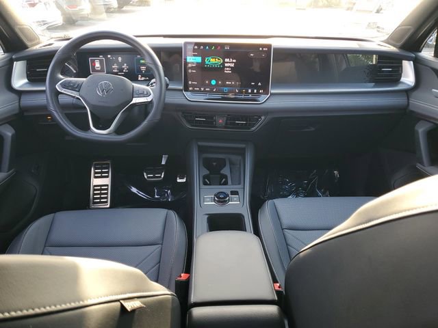 Certified 2025 Volkswagen Tiguan SE R-Line image 14