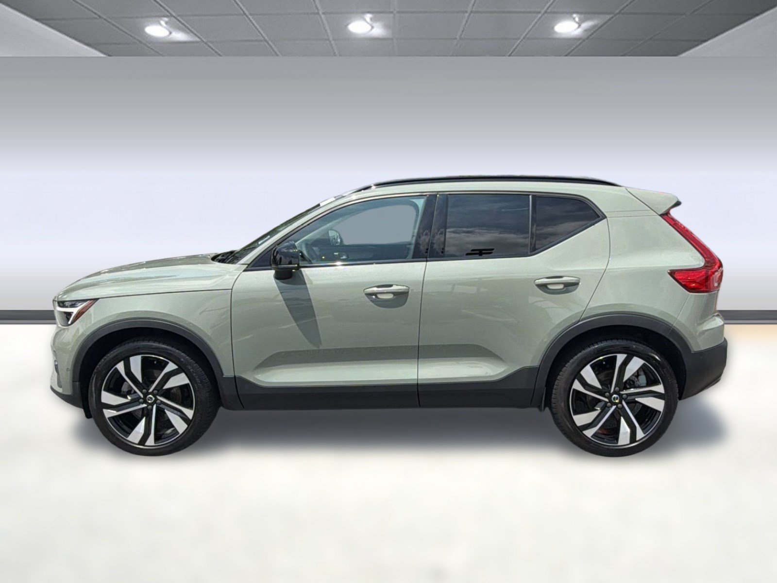 Certified 2023 Volvo XC40 B5 Ultimate w/ Protection Package Premier AWD/4WD image 2