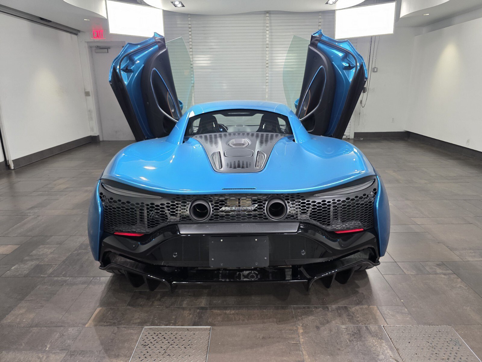 Used 2023 McLaren Artura RWD image 21