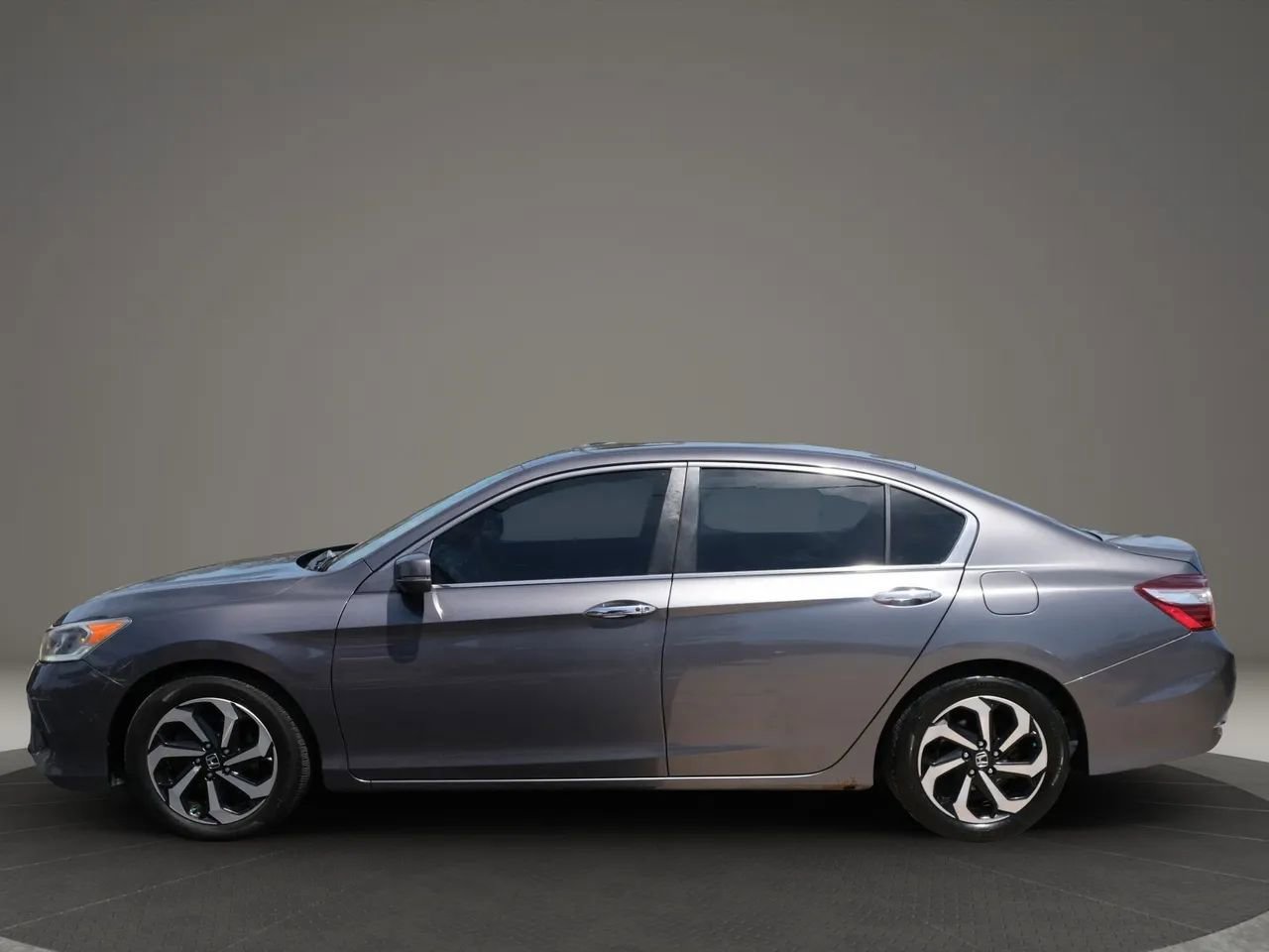 Used 2017 Honda Accord EX image 2