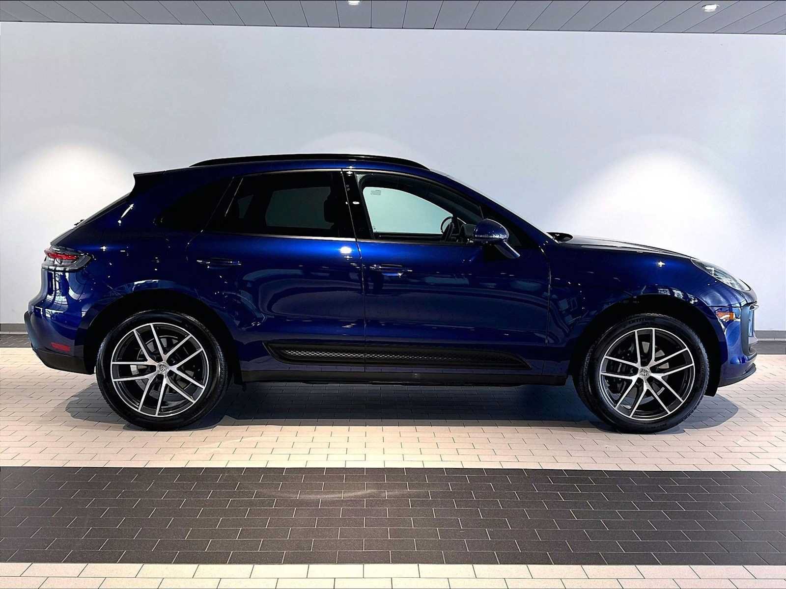 Used 2025 Porsche Macan w/ Smoking Package AWD/4WD image 11