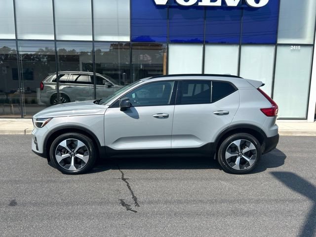 Used 2024 Volvo XC40 B5 Core AWD/4WD image 2