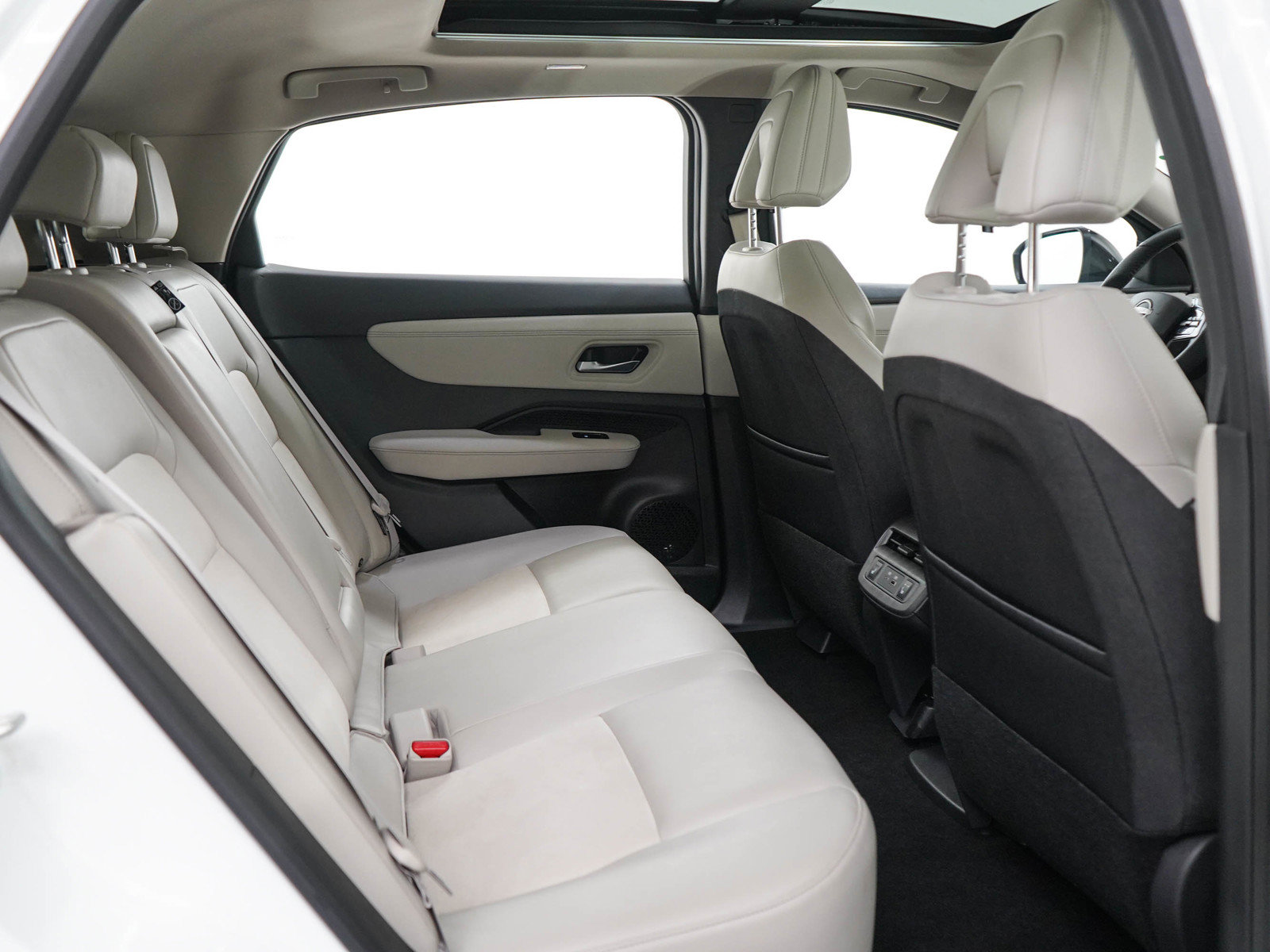 Used 2024 Nissan Ariya AWD image 12