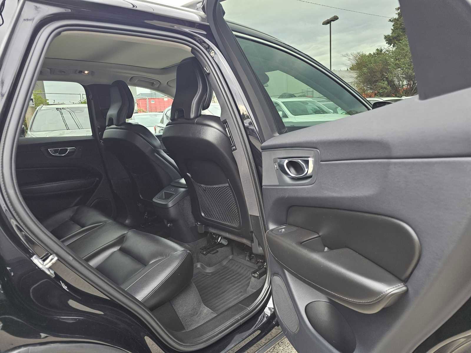 Used 2019 Volvo XC60 T5 Momentum w/ Multimedia Package image 12