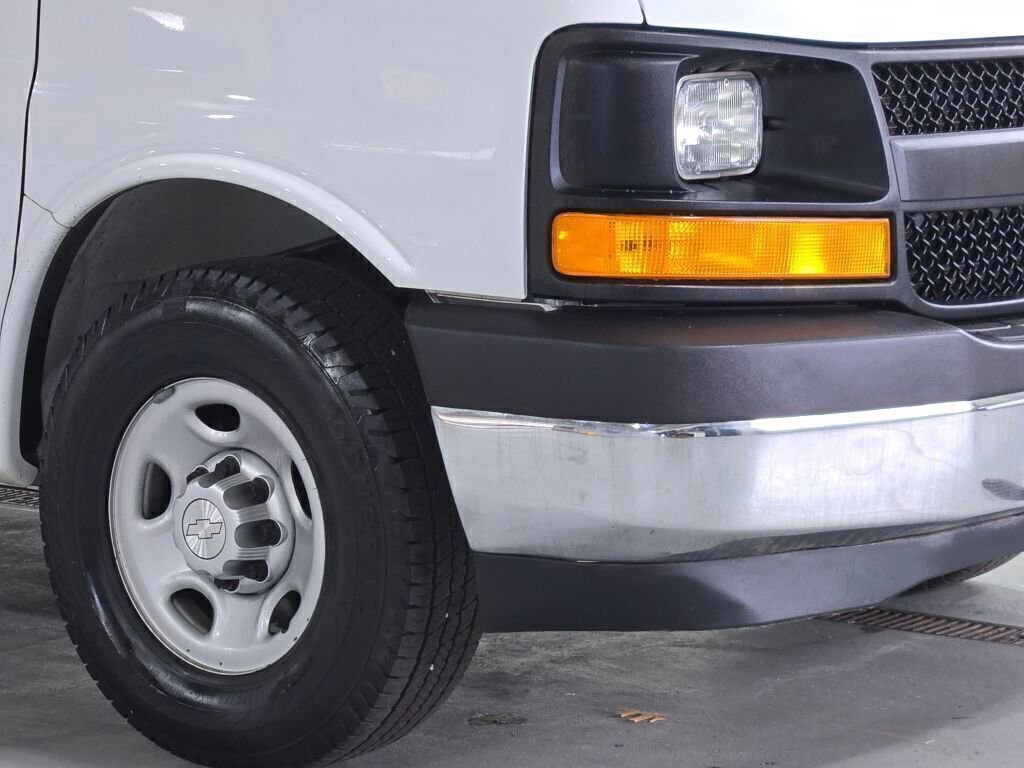 Used 2017 Chevrolet Express 3500 image 3