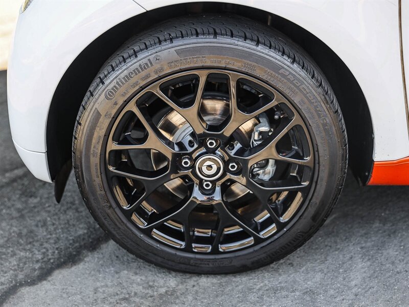 Used 2016 smart fortwo pure RWD image 13