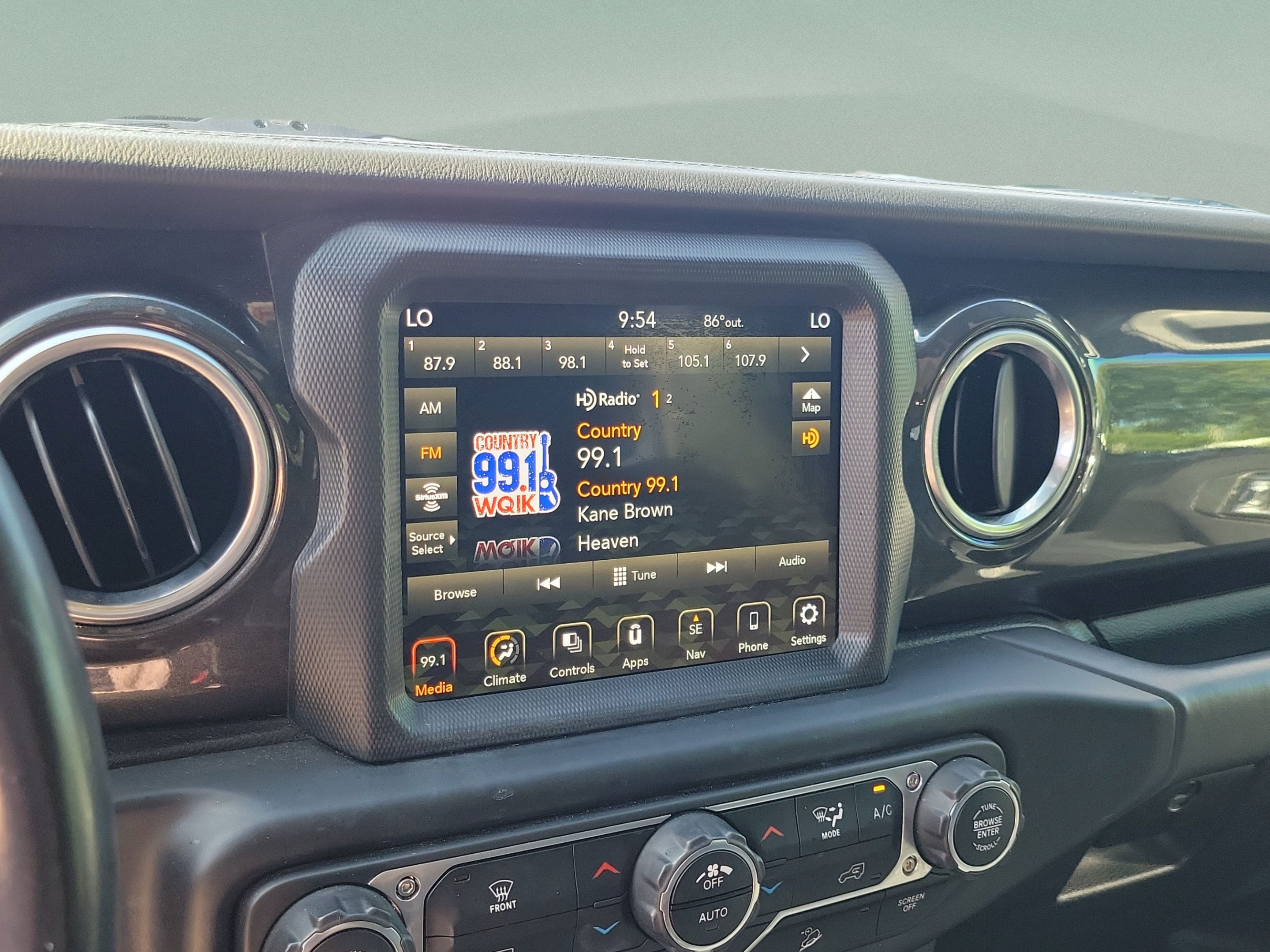 Used 2020 Jeep Wrangler Unlimited Sahara AWD/4WD image 17