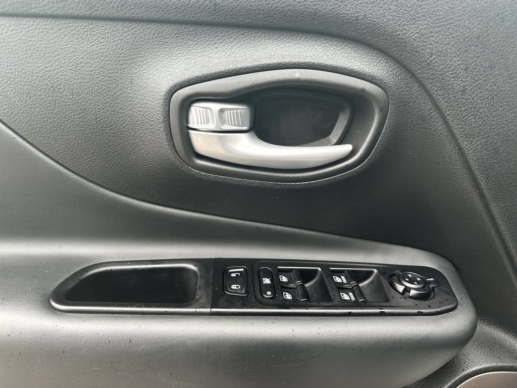 Certified 2023 Jeep Renegade Latitude AWD/4WD image 21