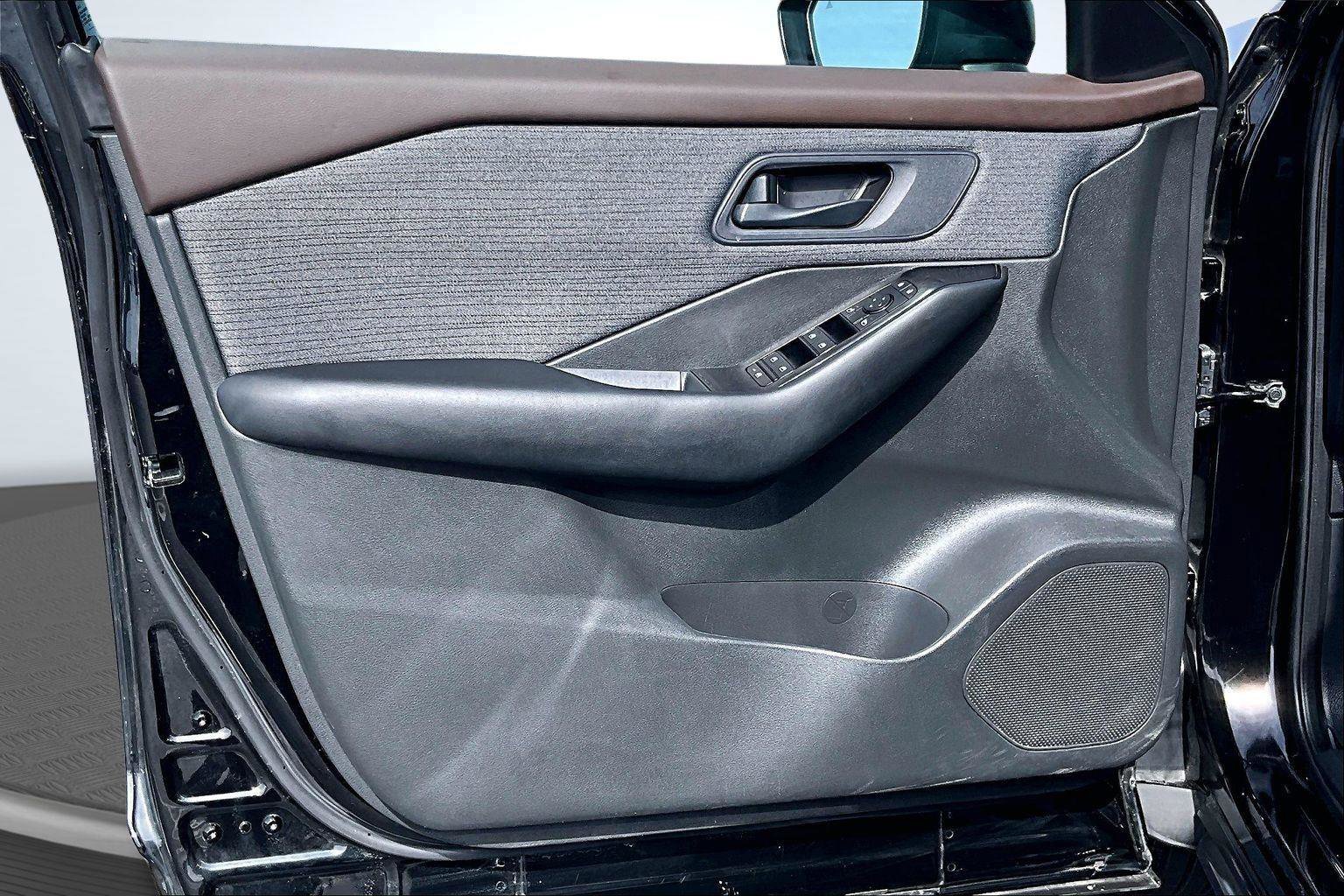 Used 2023 Nissan Rogue S image 23