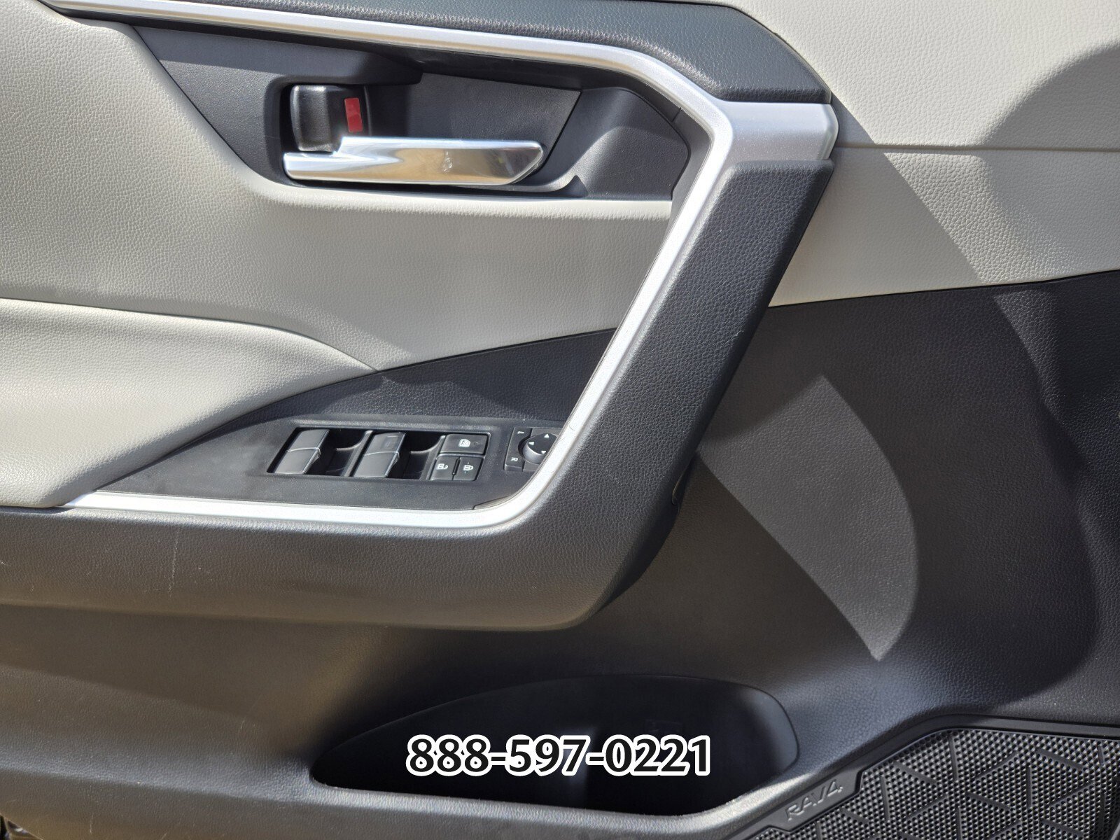 Used 2021 Toyota RAV4 XLE Premium image 31