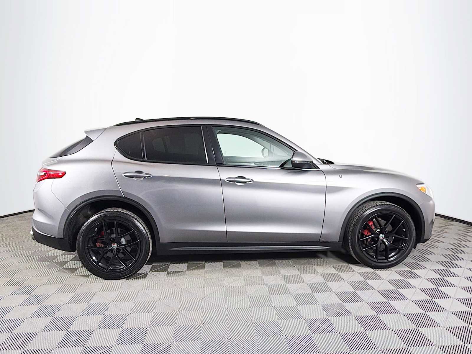 Used 2019 Alfa Romeo Stelvio Sport w/ Quick Order Package 22J Sport AWD/4WD image 4