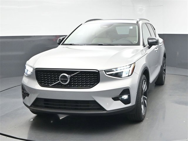 Used 2024 Volvo XC40 B5 Plus w/ Protection Package Premier image 3