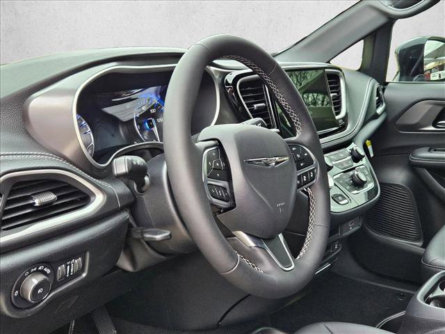 New 2026 Chrysler Pacifica Select FWD video 3