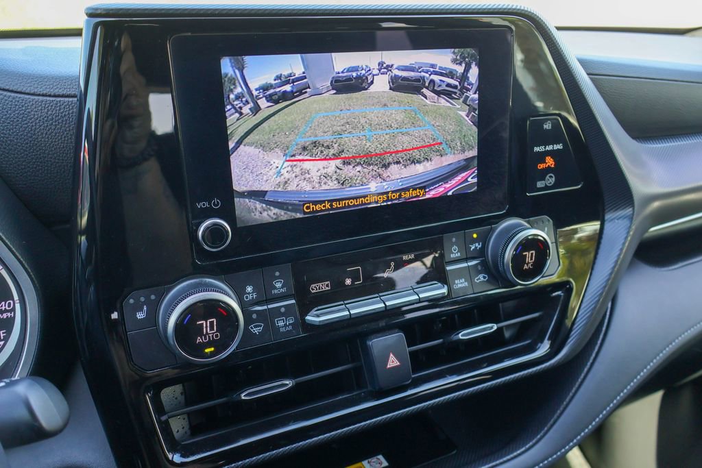 Used 2024 Toyota Highlander XSE FWD image 4