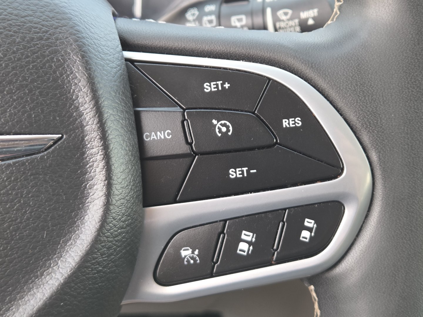 Used 2023 Chrysler Pacifica Touring-L FWD image 4