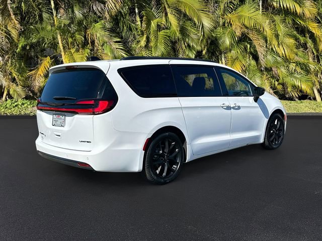 Used 2025 Chrysler Pacifica Limited image 5