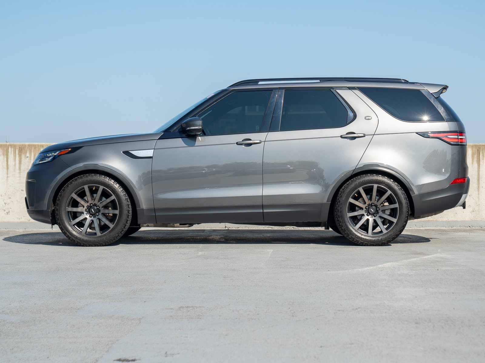 Used 2018 Land Rover Discovery HSE AWD/4WD image 3
