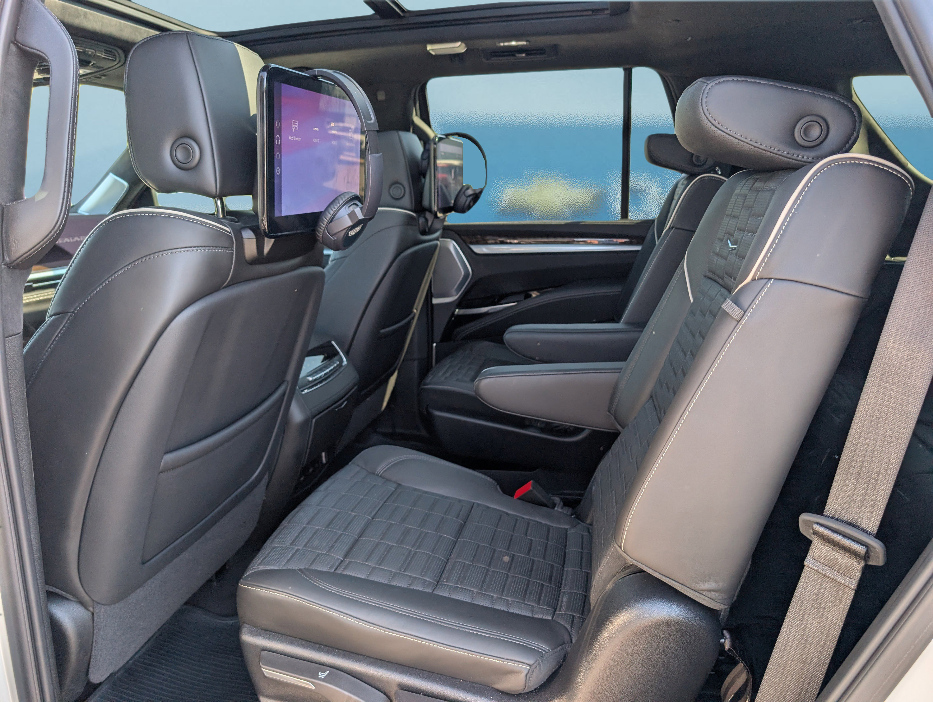 Used 2025 Cadillac Escalade Sport Platinum w/ LPO, ONYX Package AWD/4WD image 14