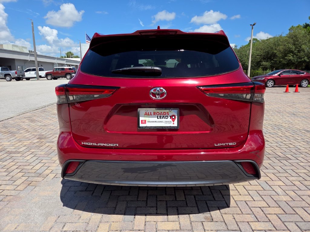Used 2023 Toyota Highlander Limited FWD image 10