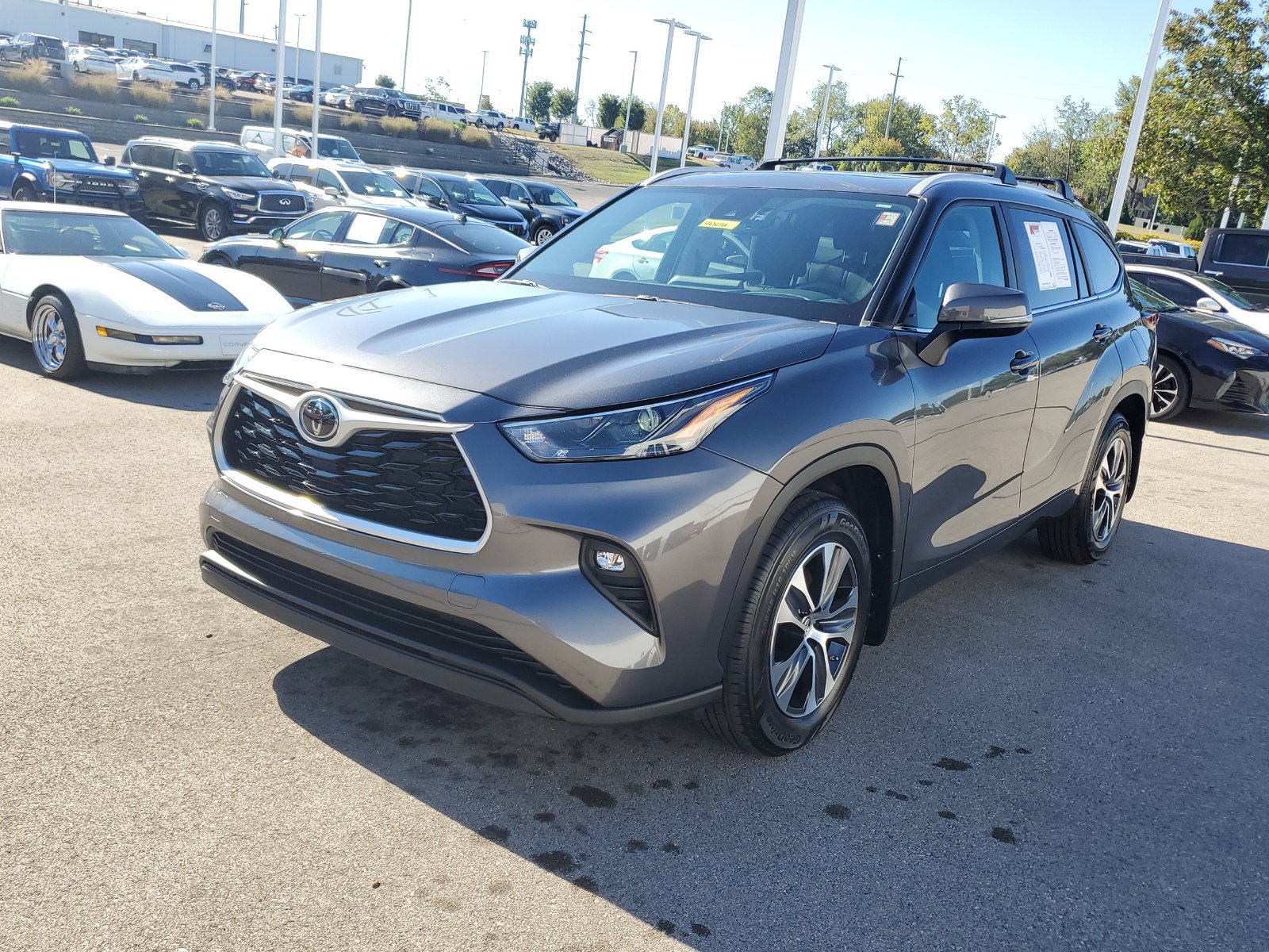 Used 2024 Toyota Highlander XLE AWD/4WD image 2
