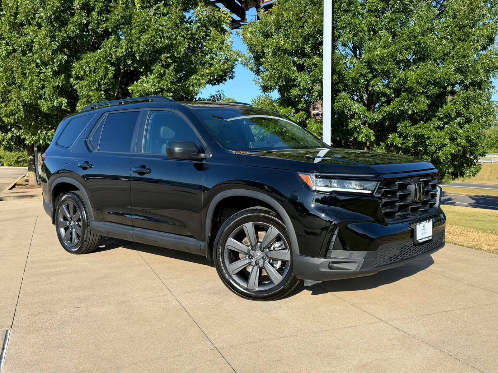 Used 2025 Honda Pilot Sport image 1