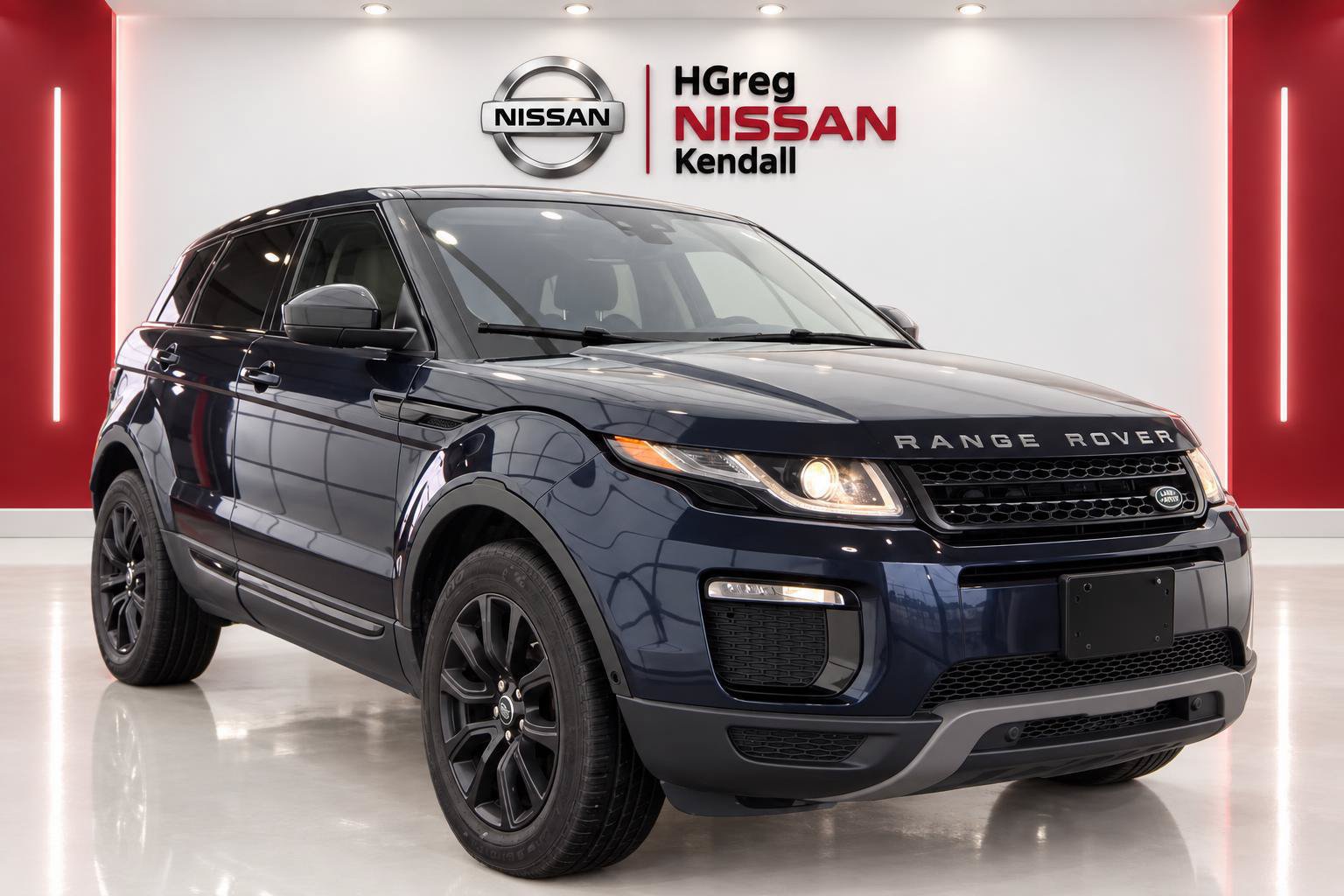 Used 2019 Land Rover Range Rover Evoque SE AWD/4WD image 3