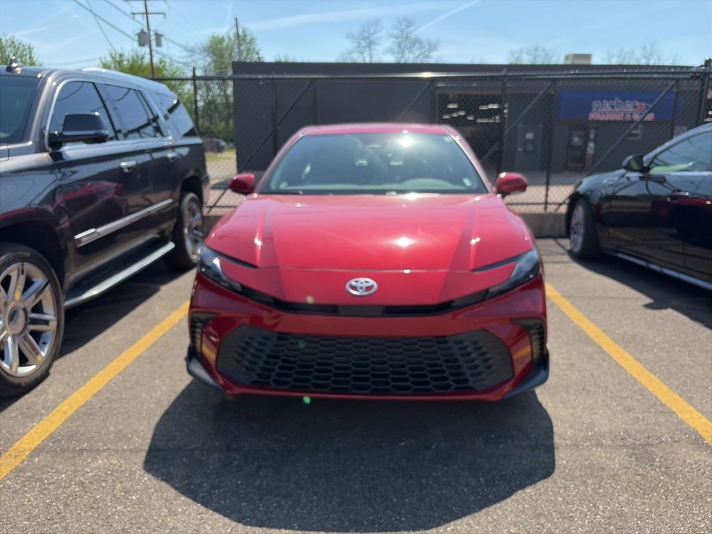 Used 2025 Toyota Camry SE FWD image 2