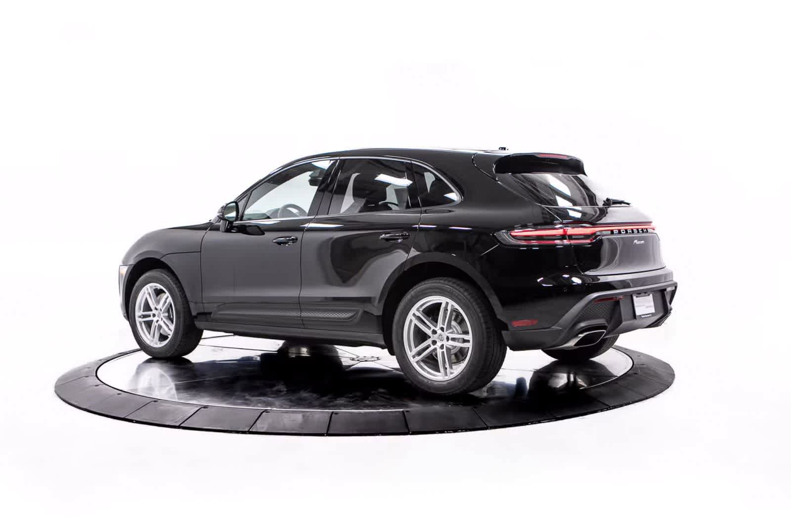 Certified 2026 Porsche Macan AWD/4WD image 3