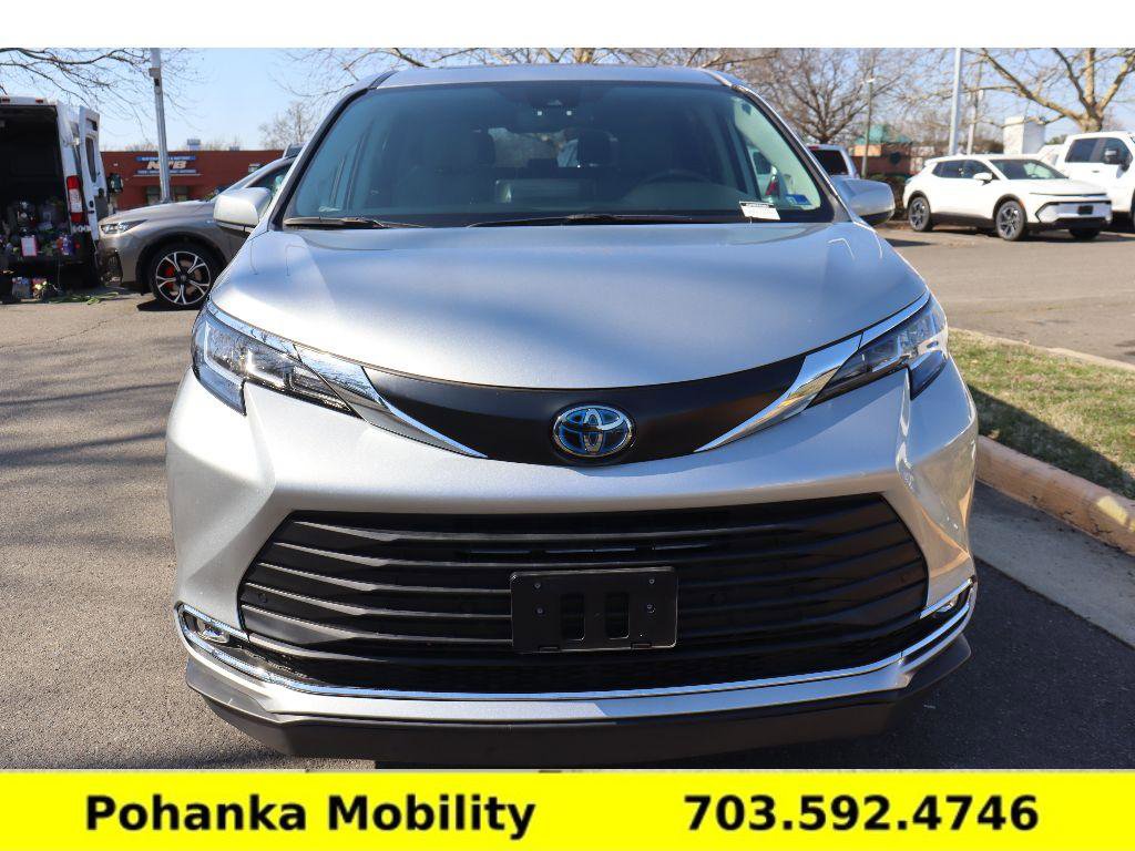Used 2023 Toyota Sienna XLE w/ XLE Plus Package image 2