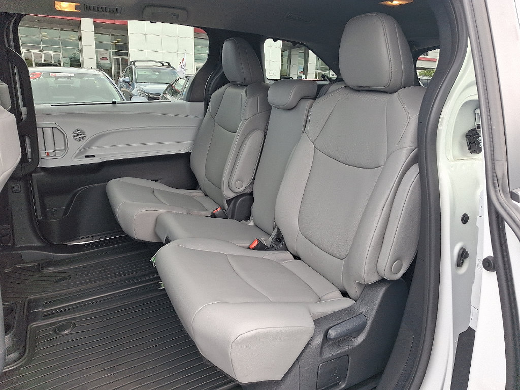 Certified 2026 Toyota Sienna XLE FWD image 10