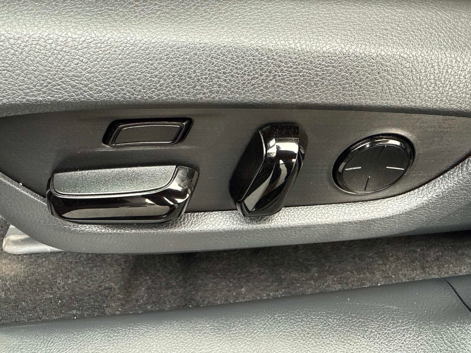 Used 2025 Lexus RX 450h AWD w/ Luxury Package image 21