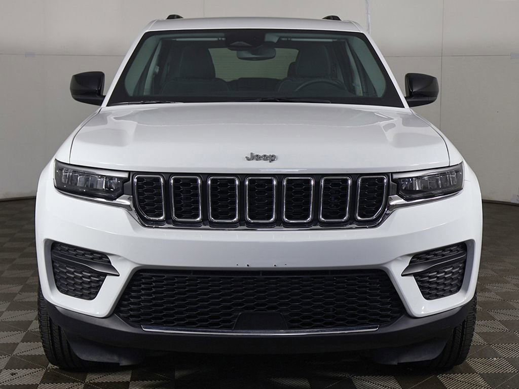 Used 2023 Jeep Grand Cherokee Laredo image 9