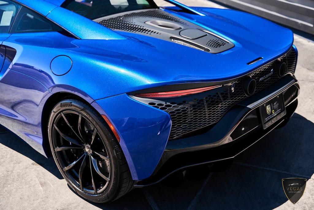 Used 2025 McLaren Artura RWD image 11