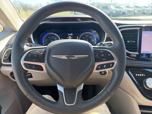 Used 2023 Chrysler Pacifica Limited FWD image 46