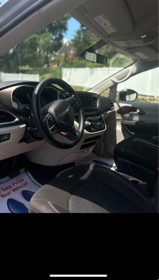 Used 2020 Chrysler Voyager LX image 7