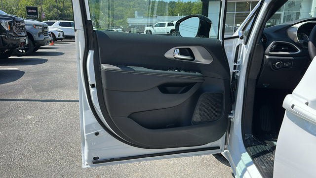 Used 2026 Chrysler Voyager LX FWD image 6