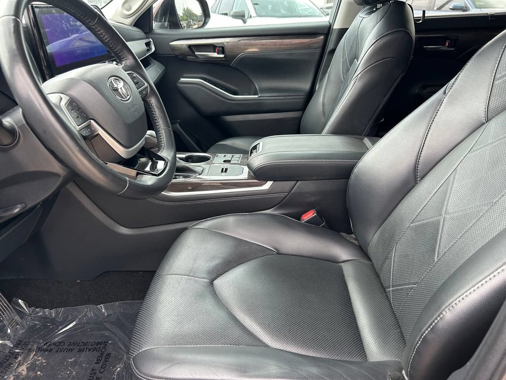 Used 2023 Toyota Highlander Platinum FWD image 11