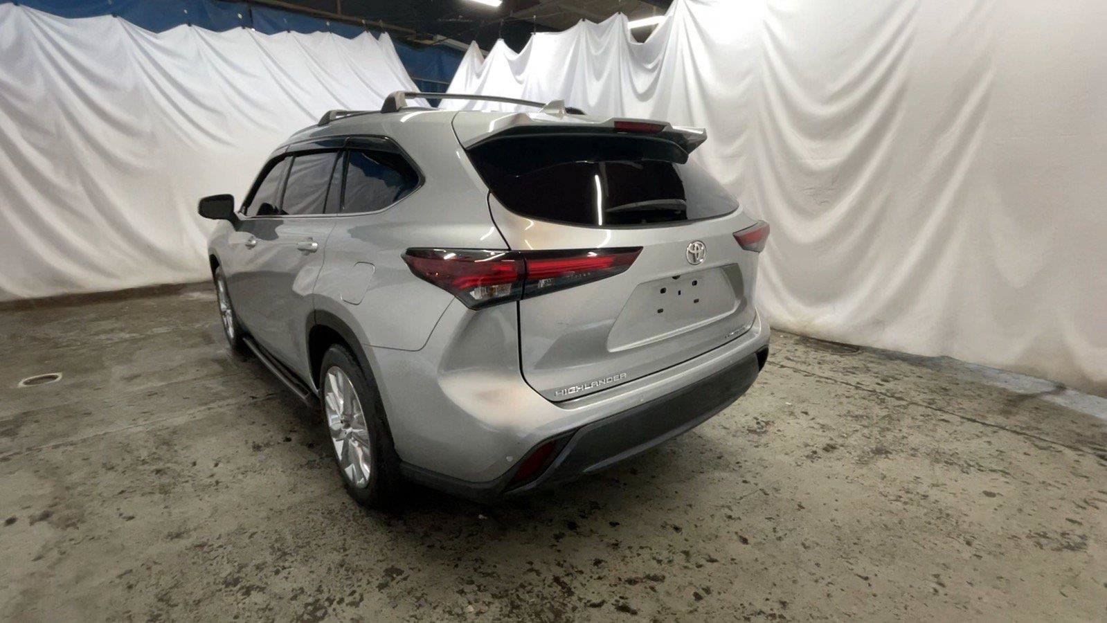 Used 2024 Toyota Highlander Limited AWD/4WD image 8