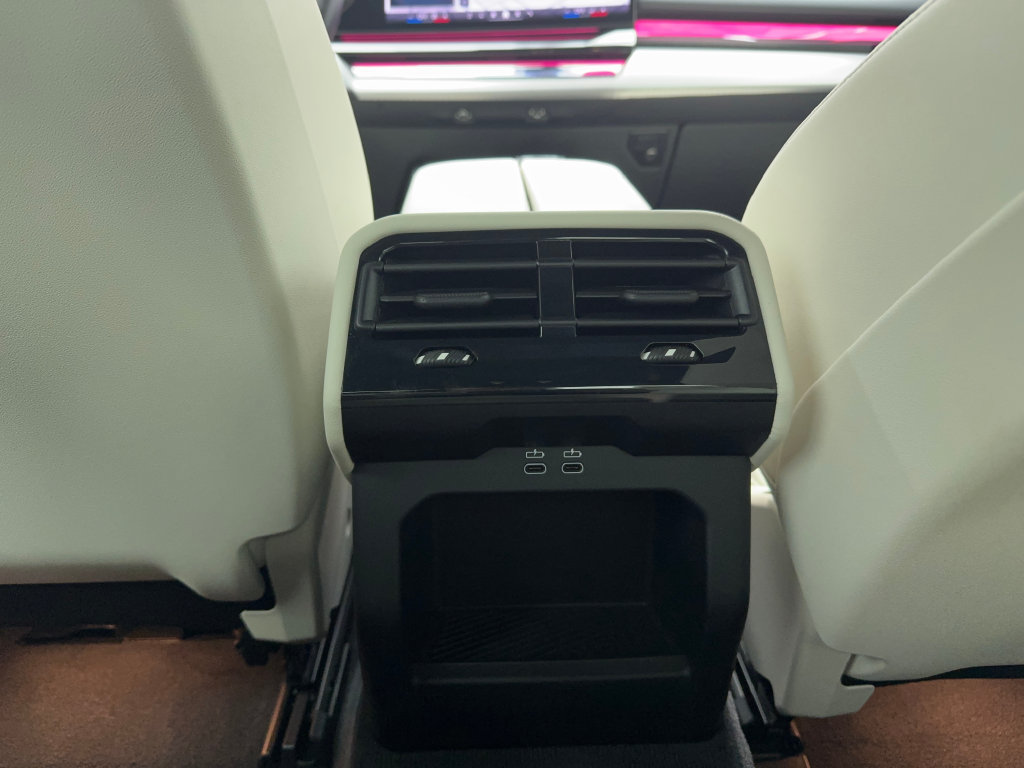 Used 2025 BMW i5 eDrive40i w/ M Sport Package RWD image 18