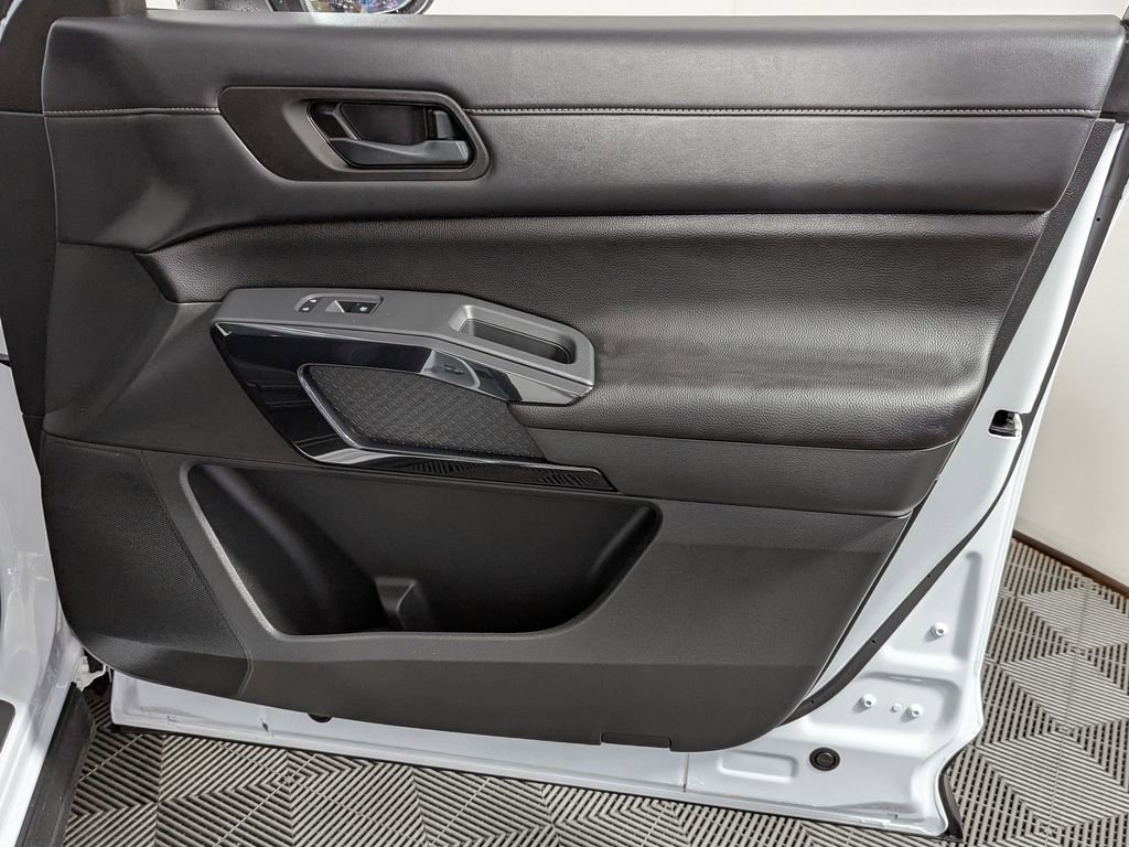 Used 2025 Nissan Pathfinder SV image 32