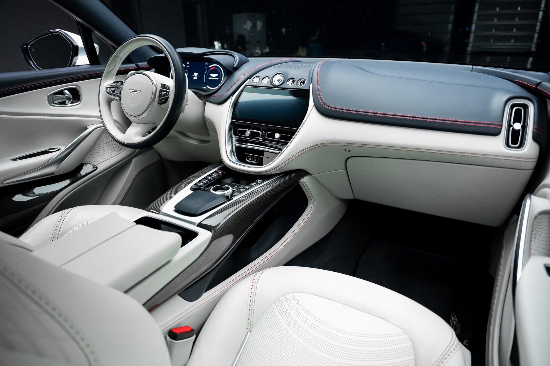 Used 2022 Aston Martin DBX image 58