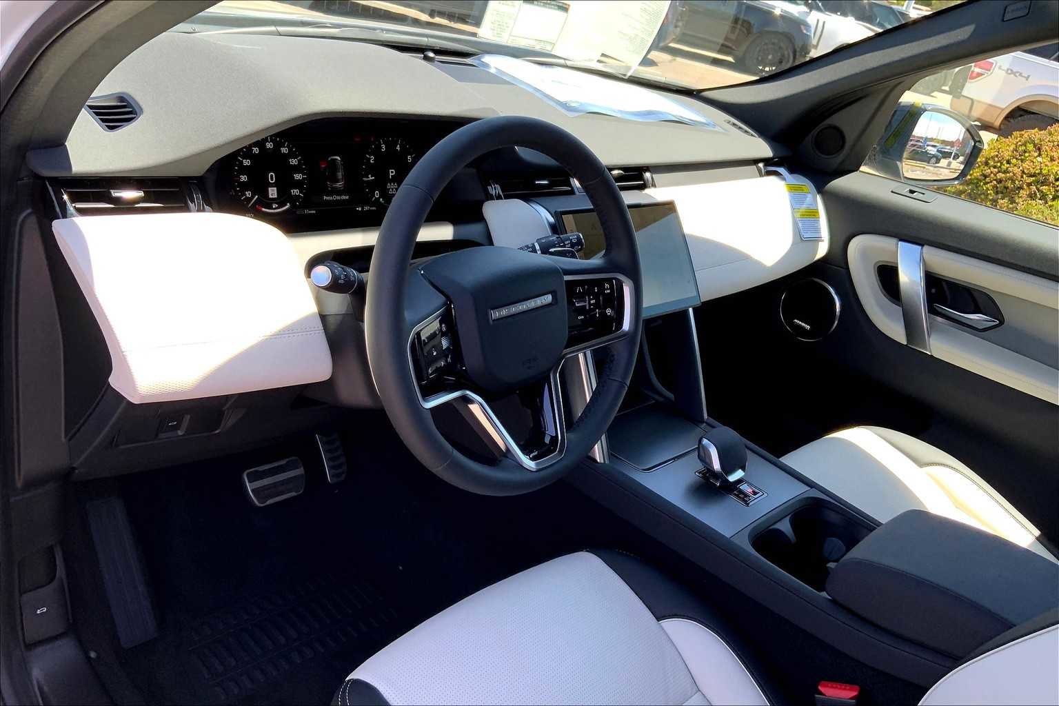 Used 2025 Land Rover Discovery Sport Dynamic SE image 8