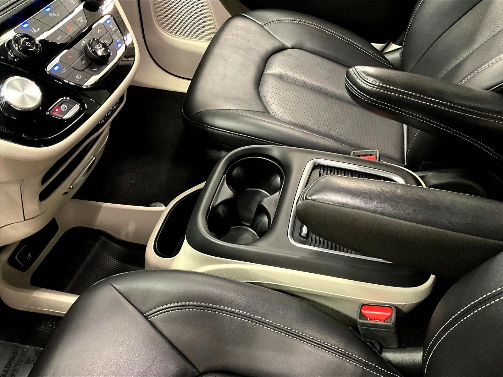 Used 2024 Chrysler Pacifica Limited FWD image 18