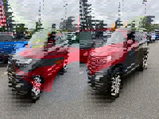 Certified 2022 Ford Explorer XLT w/ Equipment Group 202A image 3