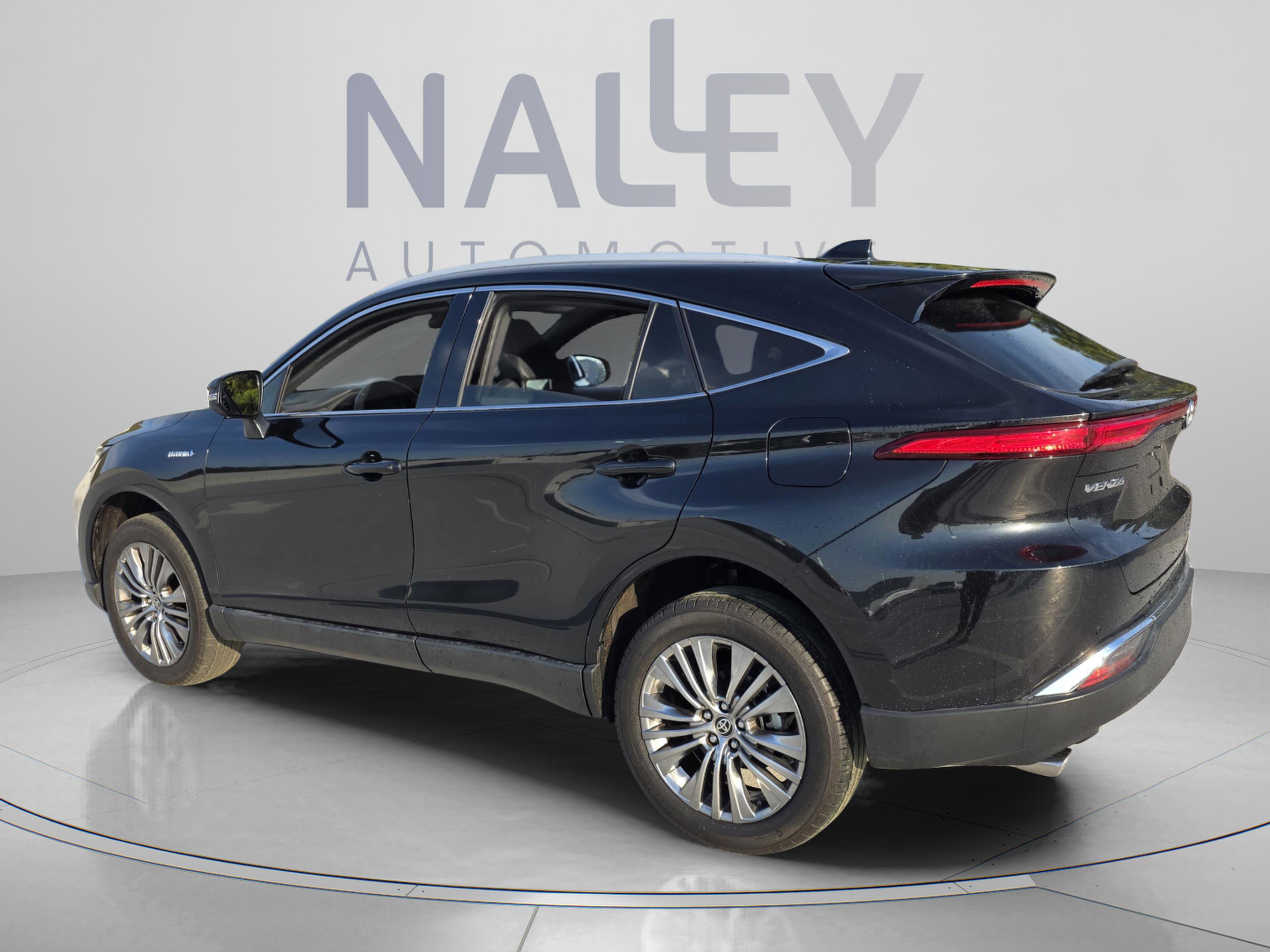 Used 2021 Toyota Venza XLE w/ Softex Package image 3