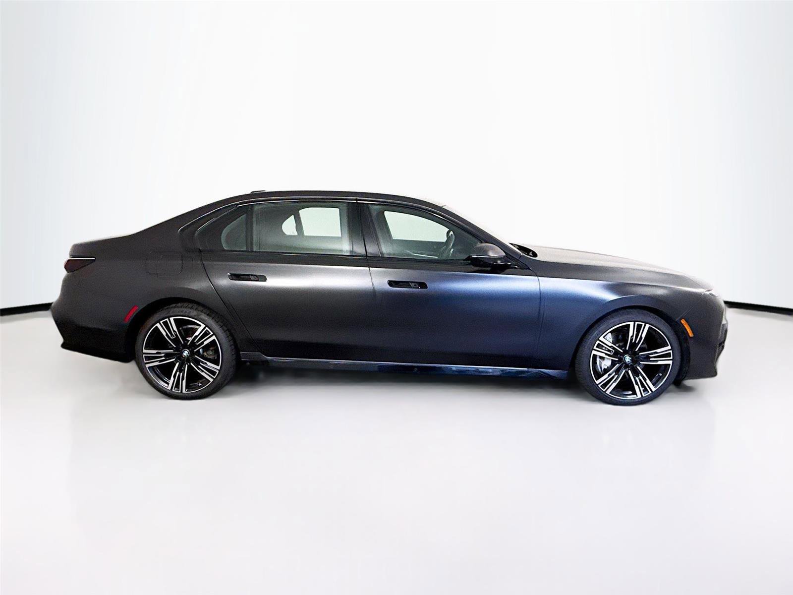 Used 2023 BMW 740i w/ Executive Package RWD image 31